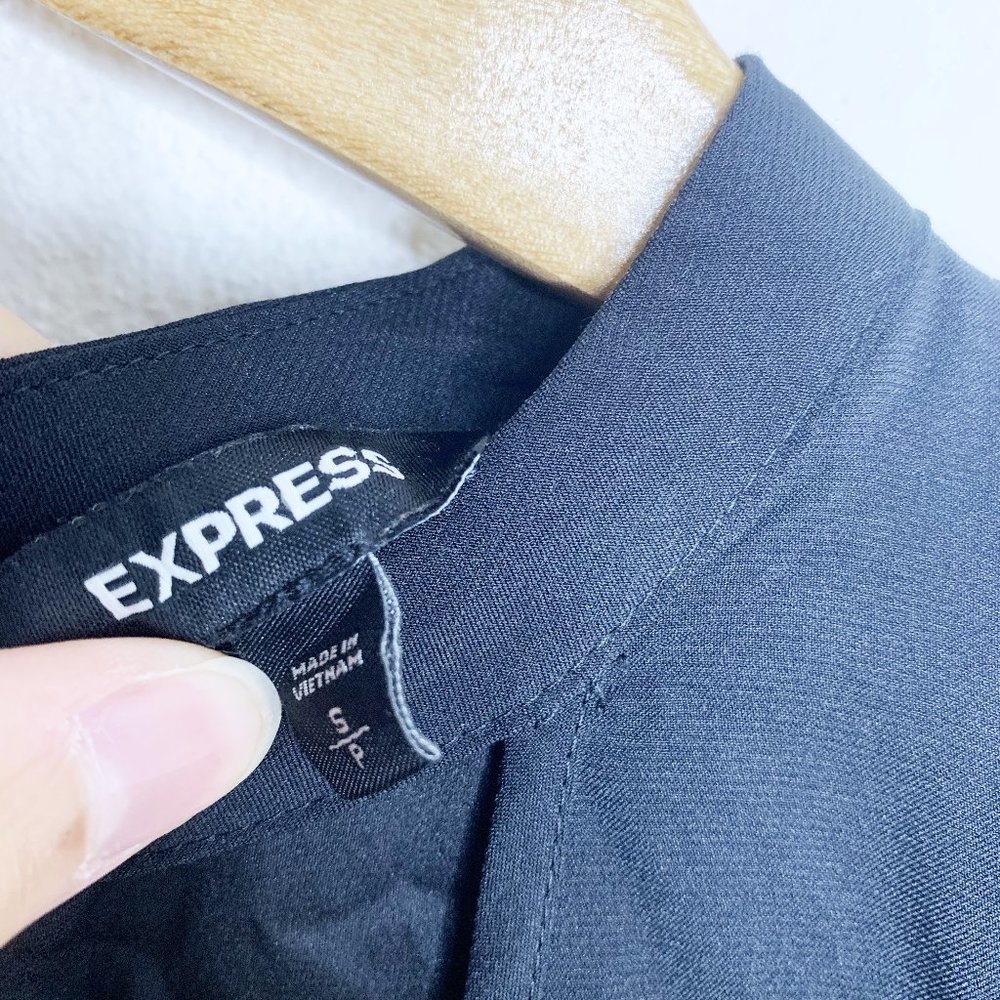 Express - Black Keyhole Top - Picture 3 of 3